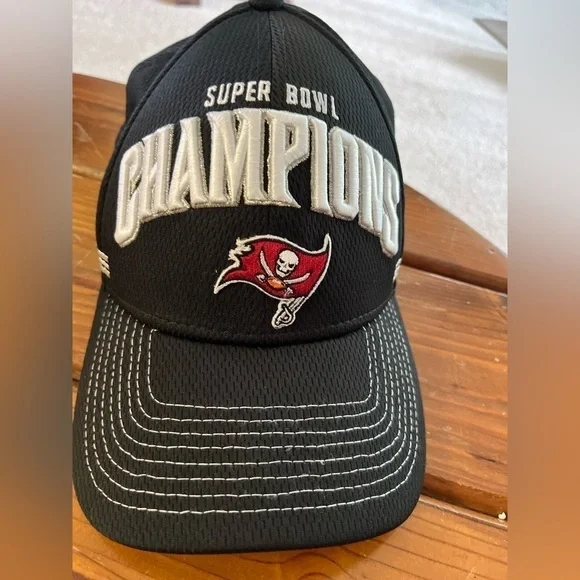LIV Super Bowl Champions NFL Tampa Bay Buccaneers New Era 9Forty Snapback Hat - Picture 1 of 3